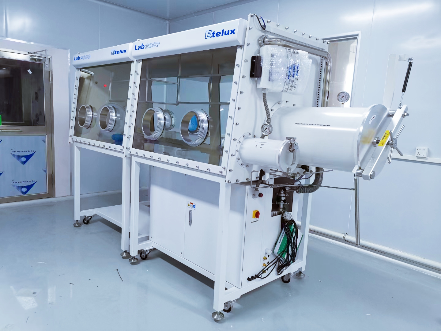 Lab2000 Single-sided Standard 2400 Integrated Glovebox - Image 4